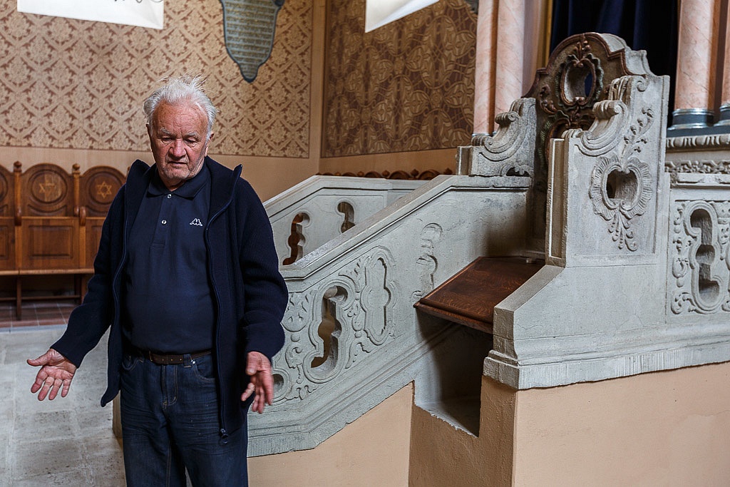 Barnabas Fehrer in Synagogue Mad