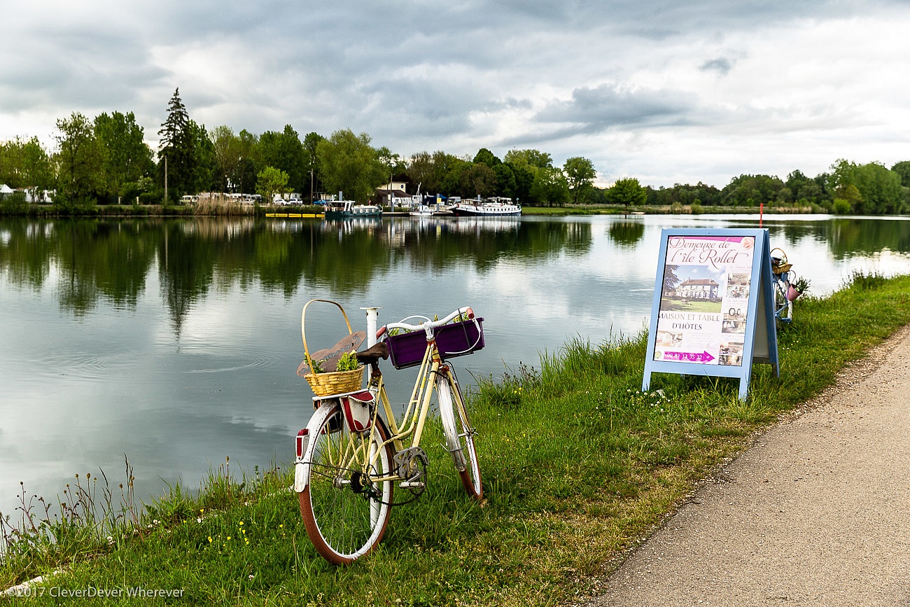 Demeure de l'ile Rollet bike and canal