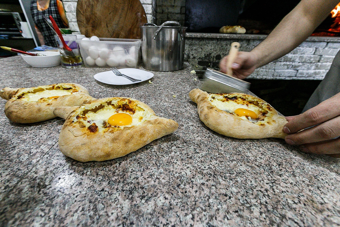 Georgian food khachapuri