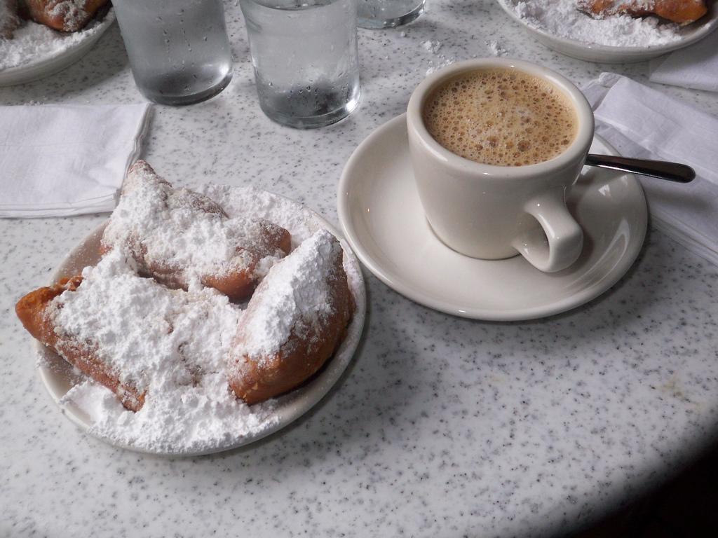 beignets in new orleans cafe du monde